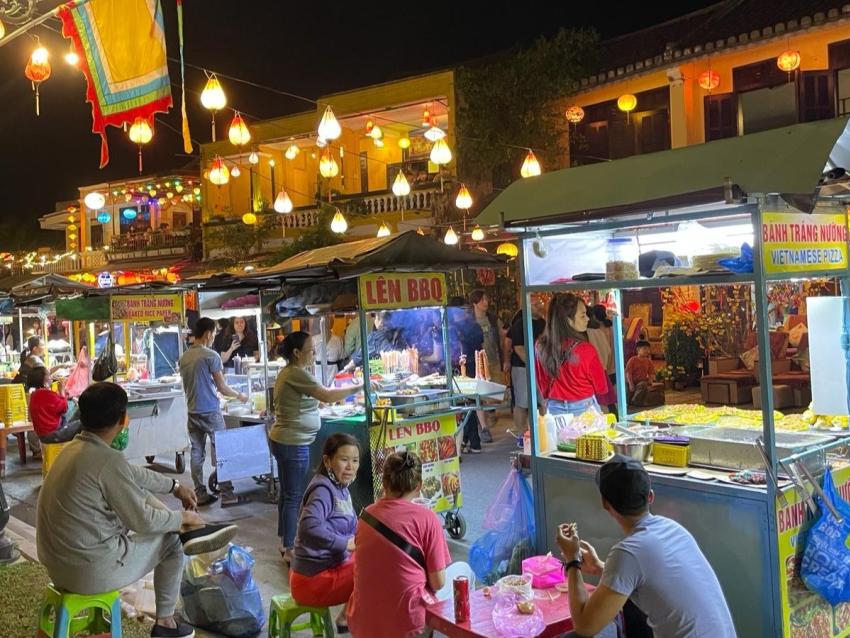 Street Vendors By River Crop 919637